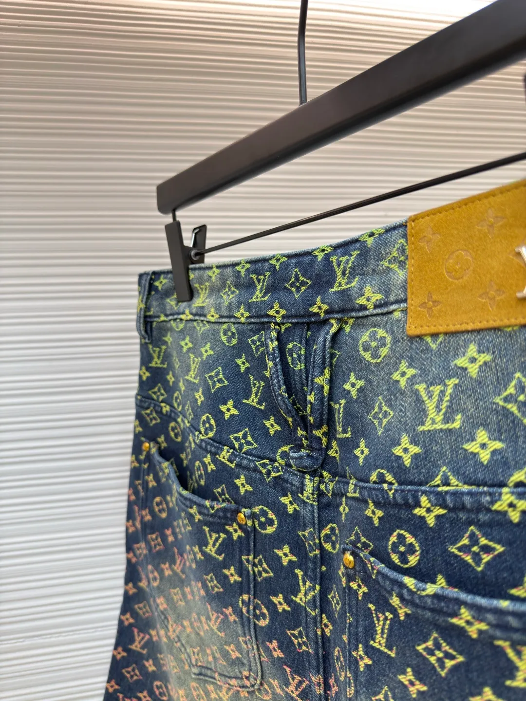 LOUIS VUITTON gradient jacquard denim shorts ●Authentic product: purchased and developed at 16900 ●Item number: 1680135-B30 ●Fabric: denim fabric ●Technology: jacquard gradient production ●Version: fitted version ●Weight: about 640 grams ●Size: 30-31-32-33 ●Description: The fabric is made of 10s*7s combed cotton denim, matched with 60s twill Tencel cotton lining, purchased Y version color matching, ordered and dyed 4 color weft yarns, referring to the Y version color gradient level, single color yarn hand-numbered fabric organization, 1:1 restoration of pattern painting jacquard device, weft yarn is made of 100% cotton yarn, the fabric is woven with a rapier jacquard machine, purely hand-made single-piece cutting, front and rear trouser waistbands are all It is cut with positioning flowers. The two patch pockets on the back are made of restored flowers. All the trousers hanging ears have the Presbyopia logo in the middle. The triangular hanging ears on the back are made of round flowers on the bottom. The upper two flowers are completely symmetrical and centered, and the details are directly filled out. For the washing process, the plastic sealing film material is used to open the mold and position it. Nine positions are manually sprayed twice for coloring. During this period, the coloring time of the horse must be strictly controlled. If the time is too long, the color will be too dark. If the Y-version effect cannot be achieved, workers must operate quickly and accurately, and then rinse and solidify the color in the later stage. The back waistband is affixed with a cowhide two-layer embossed leather tag, with the brand logo made of rose gold and white copper. The zipper is made of 2# long puller and closed tail zipper made of bronze. The waist button is made of electroplated antique gold and white copper I-shaped plate. The overall wiring is straight and delicate, the fabric is comfortable and soft, and the color is consistent without color difference. It can be matched with the same style to create a fashionable look and control various occasions. Customized accessories, complete with three standards, same style for men and women!